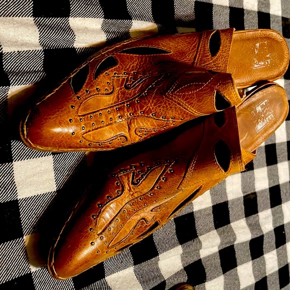 Frye leather pump with stressed studded leather. Size 9 1/2M - Picture 4 of 6